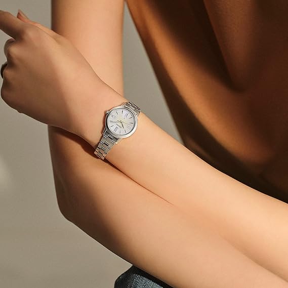 SEIKO LUKIA GROW SOLAR RADIO WAVE SILVER & WHITE WOMEN WATCH SSVW205